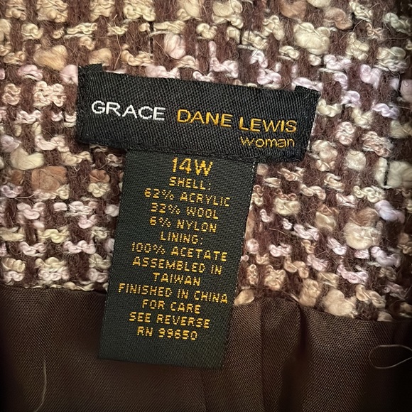 Beautiful acrylic wool business suit with below the knee skirt and suit jacket - Picture 2 of 7